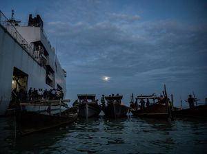 KRI dr Soeharso Buka Layanan Medis untuk Korban Bencana Aceh di Tengah Terhambatnya Akses Darat