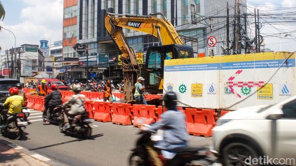 Lajur Kendaraan Menyempit Akibat Proyek Pipa PAM di Jalan TB Simatupang