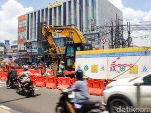 Lajur Kendaraan Menyempit Akibat Proyek Pipa PAM di Jalan TB Simatupang