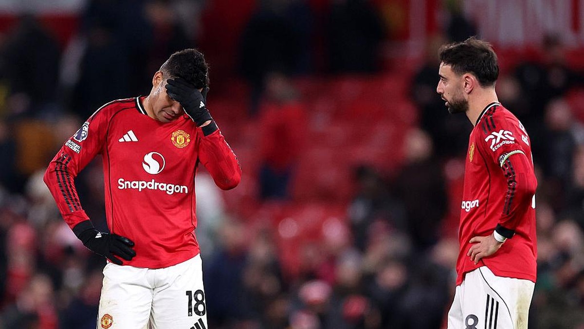 Casemiro (kiri) dan Bruno Fernandes tampak kecewa usai MU ditahan West Ham 1-1. Foto: Getty Images/Alex Livesey