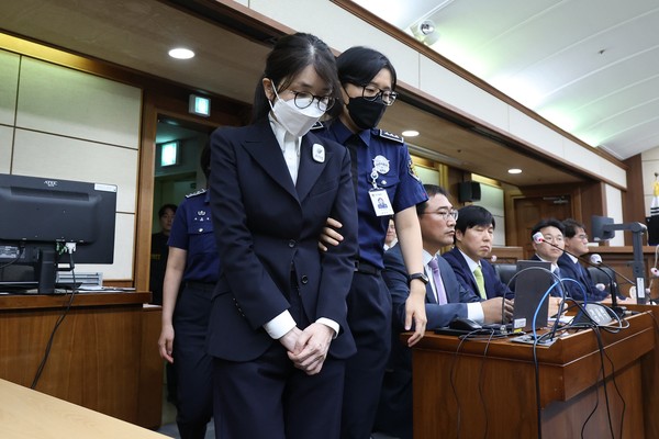 Mantan Ibu Negara Korsel Kim Keon Hee Terancam 15 Tahun Penjara SEOUL, SOUTH KOREA - SEPTEMBER 24: Ex first lady Kim Keon-hee arrives for her first trial hearing on corruption charges at a courtroom of the Seoul Central District Court on September 24, 2025 in Seoul, South Korea. The hearing is take place after special counsel indicted Kim with physical detention on charges of violating the Capital Markets Act, the Political Funds Act and a law on the acceptance of bribes for mediation on Aug. 29. (Photo by Chung Sung-Jun/Getty Images)