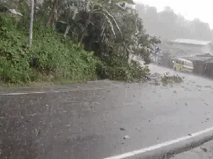 Ngeri! Tiang Listrik Ambruk di Loji Sukabumi, Warga Lari Lihat Kilatan Api
