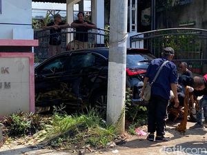 Honda City Tabrak Balai RW di Semarang Barat, 1 Penumpang Tewas