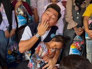 Momen Anak Pengungsian Korban Longsor Sumatera Tidur Pulas di Pangkuan Omesh