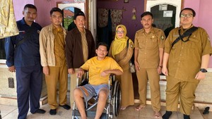 Tumbuhkan Asa Warga, Dinsos Indramayu Salurkan Puluhan Kursi Roda