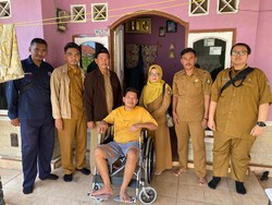 Tumbuhkan Asa Warga, Dinsos Indramayu Salurkan Puluhan Kursi Roda