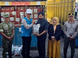 Direksi PLN Turun Langsung Salurkan Bantuan ke Korban Banjir Aceh