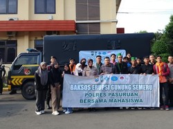 Polres Pasuruan-Mahasiswa Salurkan Bantuan untuk Korban Erupsi Semeru
