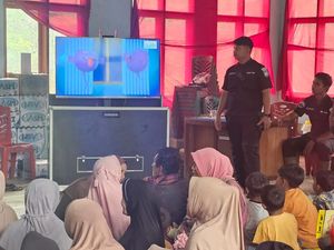 Layar Monitor yang Membawa Kebahagiaan Warga Terisolir Bencana Agam