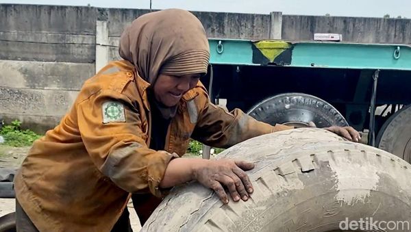 Potret Ketangguhan Ibu Aisyah yang Bekerja Menambal Ban Truk