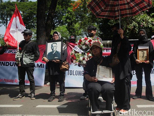 Putra-Putri Pejuang 45 Gelar Aksi Tolak Penggusuran Rumah Ksatrian Berlan