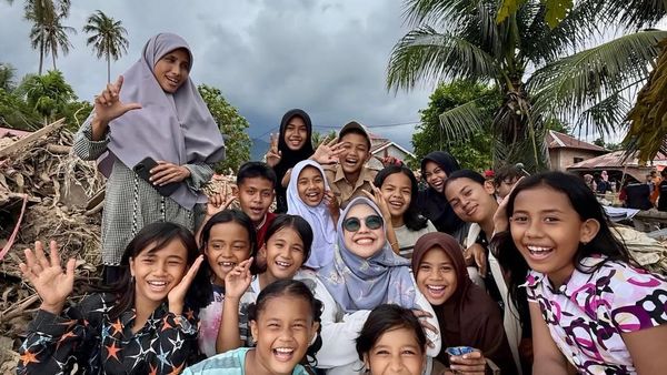 Ria Ricis Bantu Anak Pengungsian Korban Longsor Sumatera Tersenyum Lagi