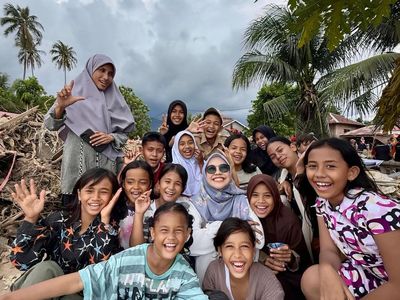 Ria Ricis Bantu Anak Pengungsian Korban Longsor Sumatera Tersenyum Lagi