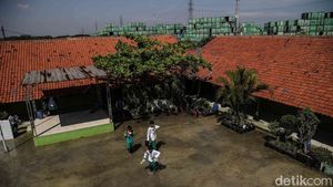 Sekolah Terendam, Murid Marunda Menapaki Genangan untuk Pulang