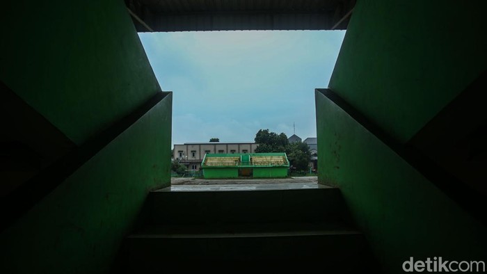 Suasana lapangan stadion mini Mustika Jaya, Bekasi, Jumat (5/12/2025). Lapangan stadion mini itu berada tepat di seberang kantor Kecamatan Mustika Jaya, Kota Bekasi. Meski stadion dengan cat hijau kuning itu nampak baru namun fasilitas di dalamnya nampak memprihatinkan.