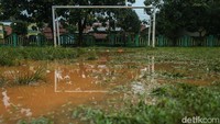 Lapangan yang becek dan tidak rata justru rawan membuat pemain cedera.