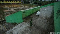 Di tribun penonton nampak terlihat botol minuman keras dan sampah bekas makanan ringan masih tertinggal di lokasi.