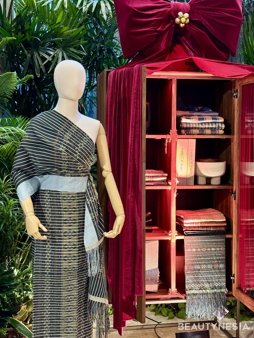 Ulos Sadum dari Tobatenun. Ulos Sadum ini dibuat menggunakan teknik jungkit dan pewarnaan alam.