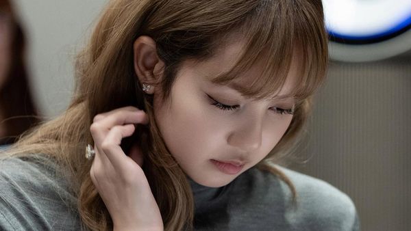 Ekspresi Serius Lisa BLACKPINK Baca Naskah FIlm TYGO