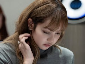 Ekspresi Serius Lisa BLACKPINK Baca Naskah FIlm TYGO