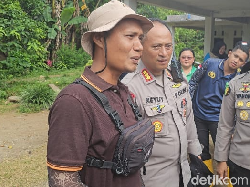 Saat Korban Bencana Agam Berterima Kasih Dibantu Polri dengan Sekarung Durian