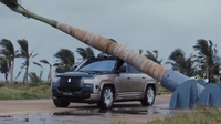 SUV BYD ini Sengaja Ditimpa Pohon Palem, Hasilnya Bikin Geleng-geleng
