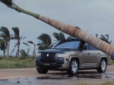 SUV BYD Ditimpa Pohon Palem, Hasilnya Bikin Geleng-geleng!