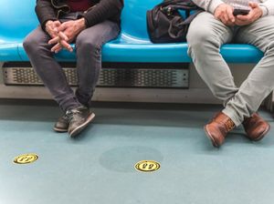 Dokter Ortopedi Sebut Tulang Rangka Cowok Beda tapi Tak Berarti Duduknya Harus Ngangkang