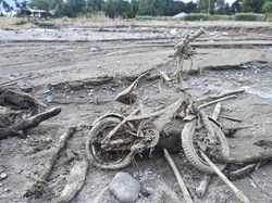 Video: Kisah Joris Arungi Banjir demi Selamatkan Istri yang Hamil di Agam