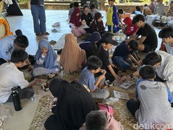 Anak-Anak Pulau Serangan Rakit Mainan Mobil Bertenaga Surya