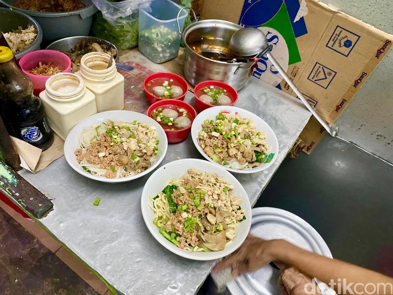 Bakmi Lorong Jatinegara Bakmi Lorong, kedai bakmi kecil di dalam Pasar Jatinegara yang sudah berjualan sejak 1970.
