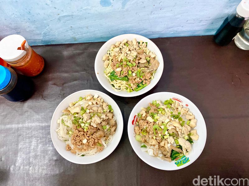 Bakmi Lorong Jatinegara Bakmi Lorong, kedai bakmi kecil di dalam Pasar Jatinegara yang sudah berjualan sejak 1970.