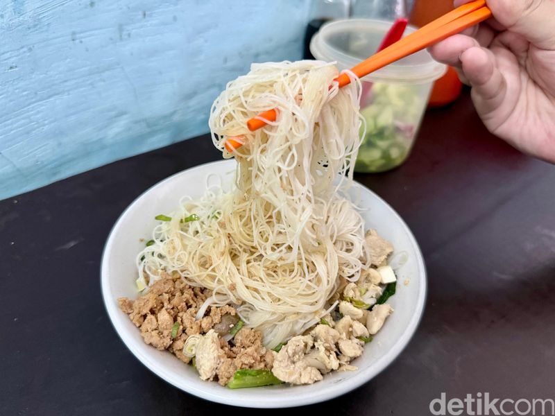 Bakmi Lorong Jatinegara Bakmi Lorong, kedai bakmi kecil di dalam Pasar Jatinegara yang sudah berjualan sejak 1970.
