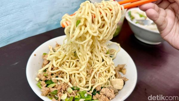 Sensasi Makan Bakmi Legendaris di Lorong Sempit Jatinegara
