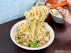 Video: Makan Bakmi di Lorong Sempit? Yang Satu Ini Wajib Masuk List