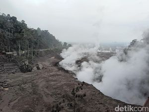Ratusan Orang Lari ke Bukit Saat Banjir Lahar Semeru Terjang Permukiman