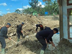 Brimob Polda Sumut Bersihkan Rumah, Masjid dan Gereja di Garoga Usai Bencana