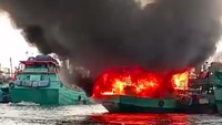 2 Kapal Terbakar di Pelabuhan Muara Baru, Api Berkobar