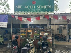 Bantu Korban Bencana, Kedai di Bogor Beri Makan Gratis Mahasiswa Sumatera