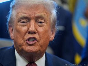 Kenapa Trump Cawe-cawe Melulu Urusan Negara Lain?