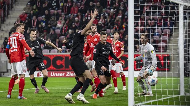Kevin Diks MAINZ, GERMANY - DECEMBER 05: Kevin Diks of Borussia Moenchengladbach celebrates his teams first goal during the Bundesliga match between 1. FSV Mainz 05 and Borussia Moenchengladbach at Mewa Arena on December 05, 2025 in Mainz, Germany. (Photo by Christian Verheyen/Borussia Moenchengladbach via Getty Images)