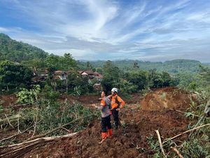 3 Warga Masih Dicari Setelah Longsor Menerjang Arjasari Bandung