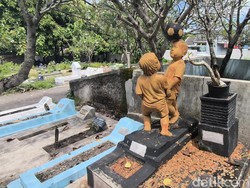 Cerita Sedih di Balik Nisan Unik Berbentuk Bocah Main Bola di Bonoloyo Solo