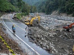 Usai Banjir di Jalur Padang-Bukittinggi, Alat Berat Langsung Diterjunkan
