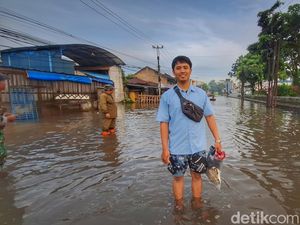 Banjir Dayeuhkolot Menghalang, Semangat Aris untuk Kerja Tak Surut