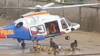 Manuver Presisi Terbang Rendah, Heli Polri Dropping Bantuan ke Aceh Tamiang