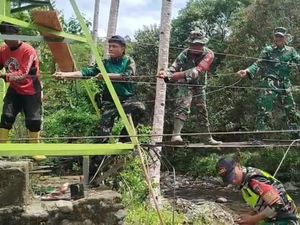 TNI Perbaiki Jembatan Tempat Guru Gendong Siswa Nyeberang Sungai di Mamasa
