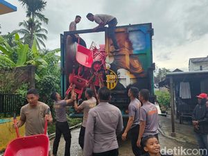 Bantuan Gerobak-Sekop Polda Riau Tiba di Agam, Siap Bersihkan Lumpur