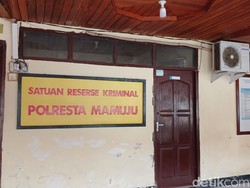 Video Kades di Mamuju Menyerahkan Diri ke Polisi Usai Buron Kasus Korupsi