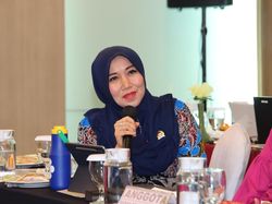 Cerita Senator Ning Lia Dapat Bunga dari Gubernur Khofifah di Hari Ibu